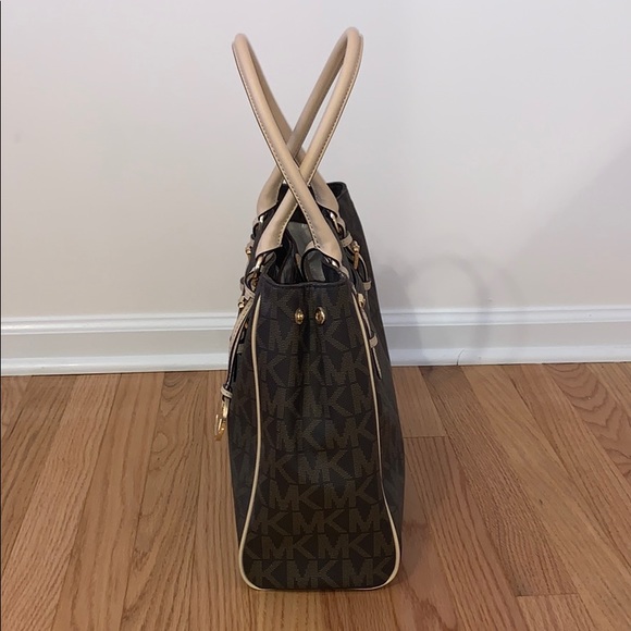 Michael Kors Monogram Bag - Picture 3 of 8